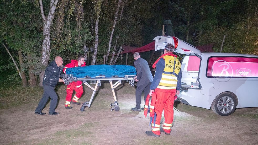 Einsatzkräfte bergen am Fluss Ilmenau eine Leiche. Foto: News5 / René Schröder/NEWS5/dpa