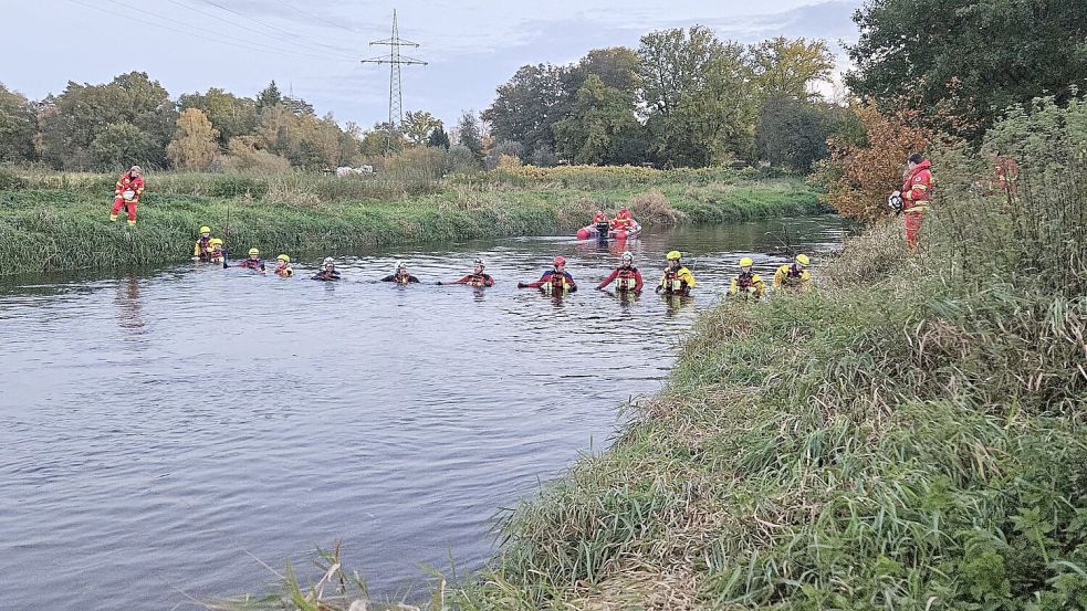 Diese Aufnahme zeigt die Einsatzkräfte wenige Minuten vor dem Leichenfund. Foto: DLRG Landkreis Lüneburg/Polizeiinspektion Lüneburg//dpa