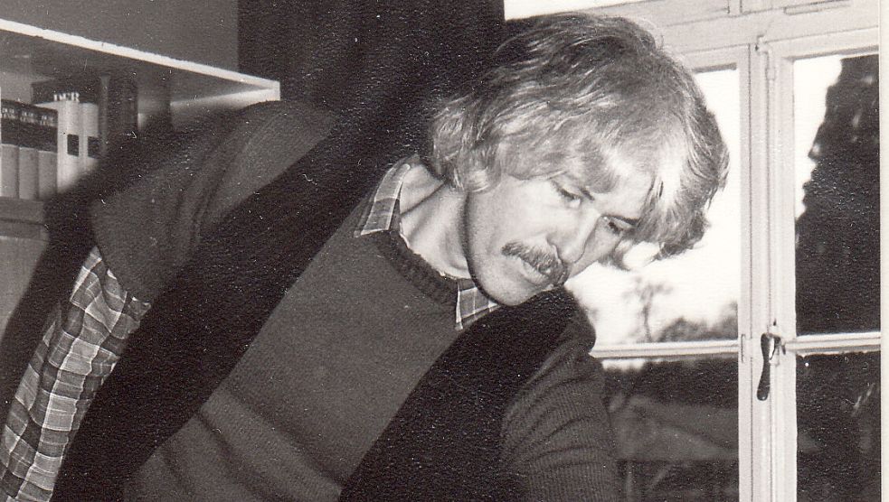 So werden ihn viele Fehntjer in Erinnerung haben: Gerhard Rickers 1975 in einer Klasse der Reilschule. Foto: Archiv