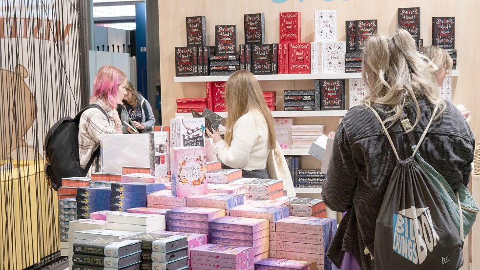 Junge Leute - besser junge Frauen - lesen (wieder) gern: Das Genre „New Adult“ hat viele Fans. Foto: Boris Roessler/dpa