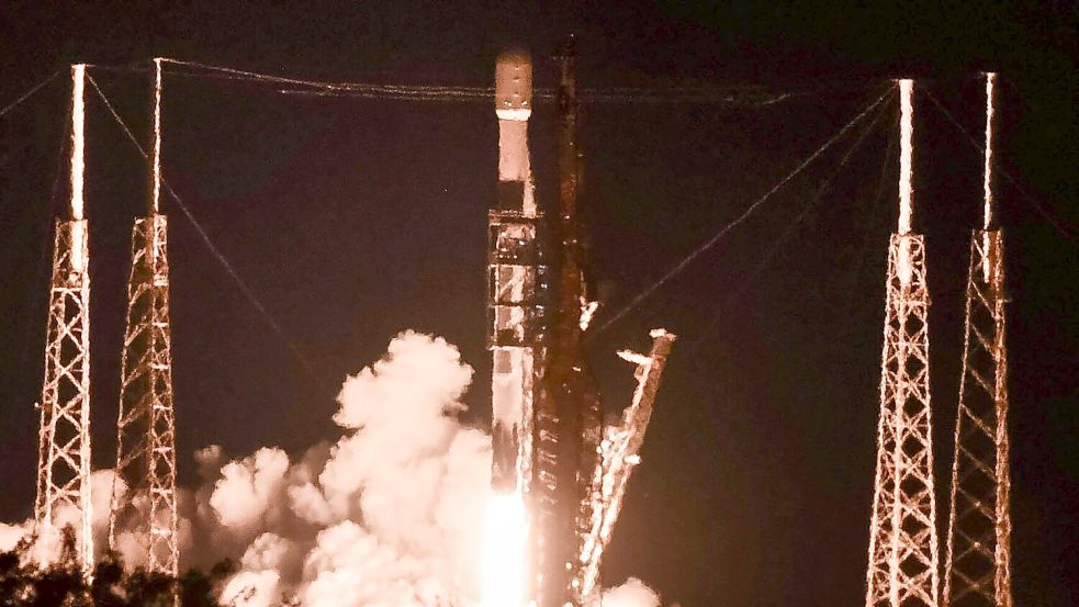 Falcon-9-Raketen von SpaceX können zahlreiche Starlink-Satelliten gleichzeitig ins All bringen. (Archivbild) Foto: Craig Bailey/Florida Today via AP/dpa