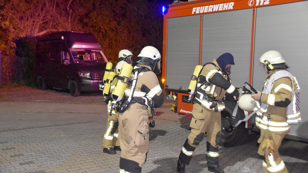 Der Suchtrupp der Feuerwehr rüstete sich mit Atemschutz aus. Fotos: Giehl