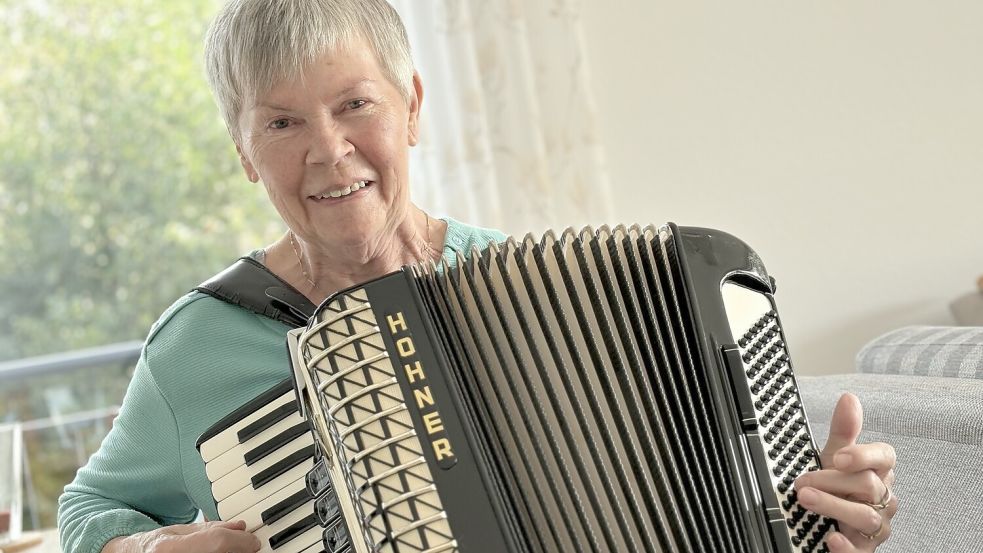 Christa Börg spielt noch immer mit Begeisterung und Leidenschaft Akkordeon. An diesem Freitag ist sie 80 Jahre alt geworden. Foto: Janßen