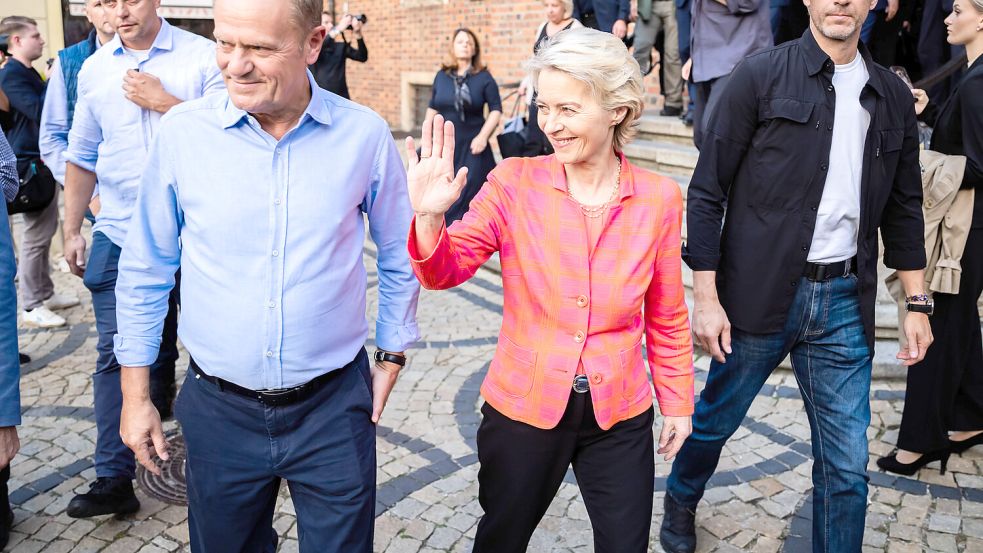 Will in der Migrationspolitik nun scheinbar doch härter durchgreifen: EU-Kommissionspräsidentin Ursula von der Leyen, hier mit Polens Ministerpräsident Donald Tusk in Bukarest. Foto: dpa/Christoph Soeder