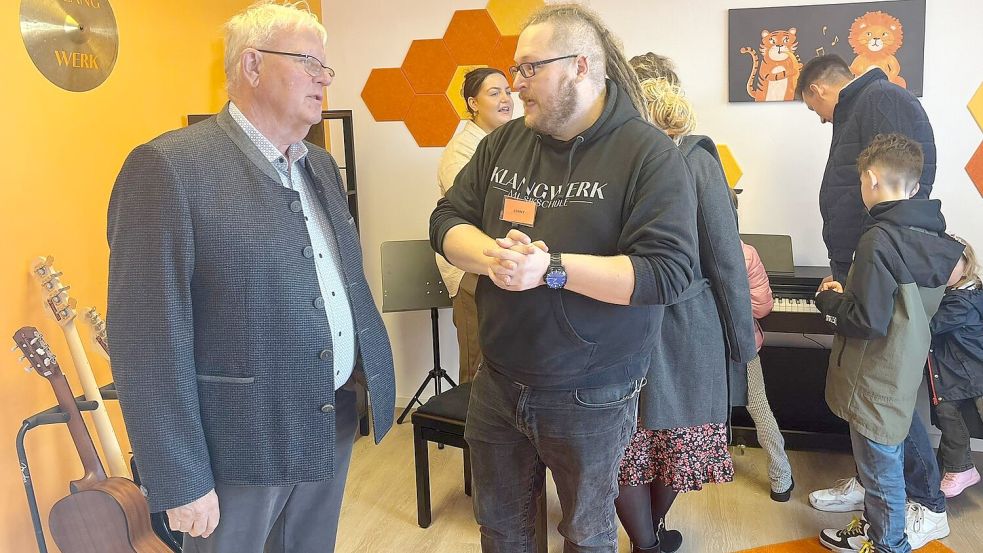 Zur Eröffnung der neuen Musikschule „Klangwerk“ in Barßel überbrachte der stellvertretende Bürgermeister Johannes Geesen (links) die Glückwünsche an Lennart Wähnke. Foto: Passmann