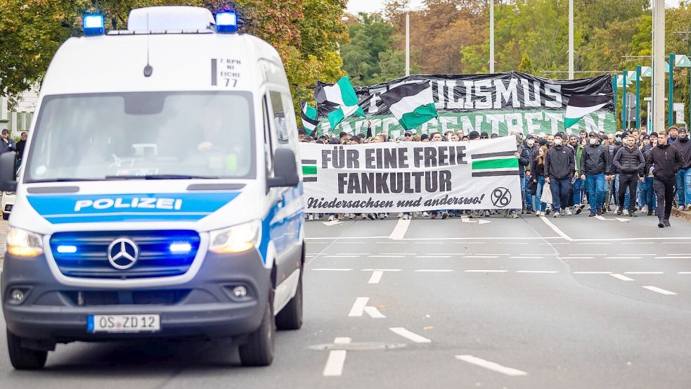 Fans befürchten arge Konsequenzen, die über ihren Kopf hinweg entschieden werden. Foto: Moritz Frankenberg/dpa