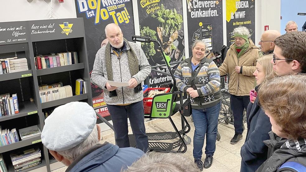 Im Januar eröffneten Detlef M. Plaisier und Sandra Gräfenstein-Plaisier den Bücherschrank im E-Center in Rhauderfehn. Zwei weitere folgten über das Jahr, und einige sind in Planung. Archivfoto: Janßen