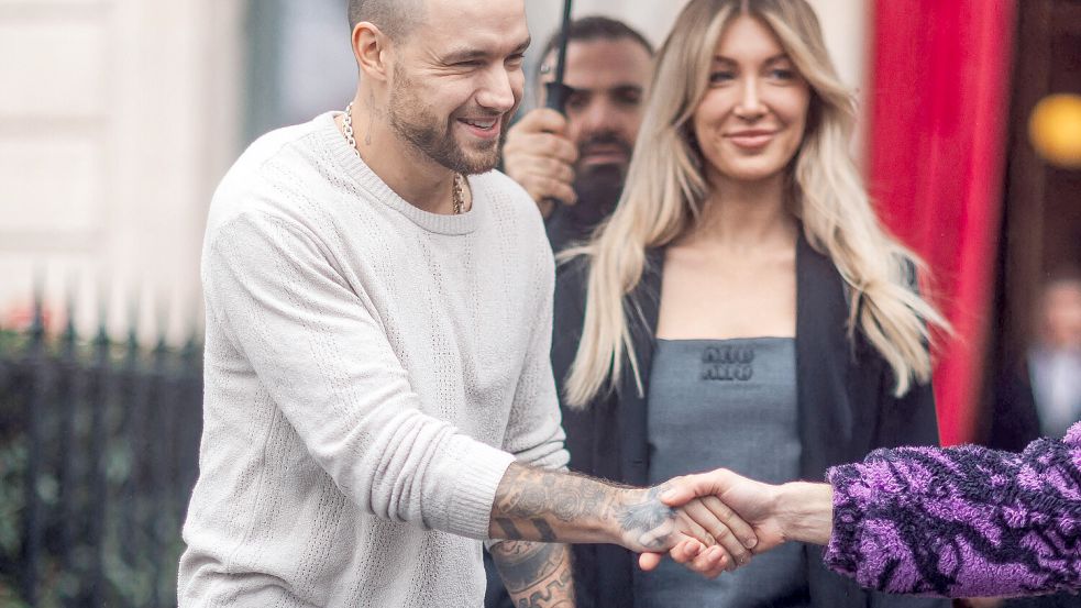 Der „One Direction“-Star hinterlässt Millionen trauernder Fans. Hier zeigte er sich mit seiner Freundin Kate Cassidy bei der Pariser Fashion Week. Foto: IMAGO/Bestimages