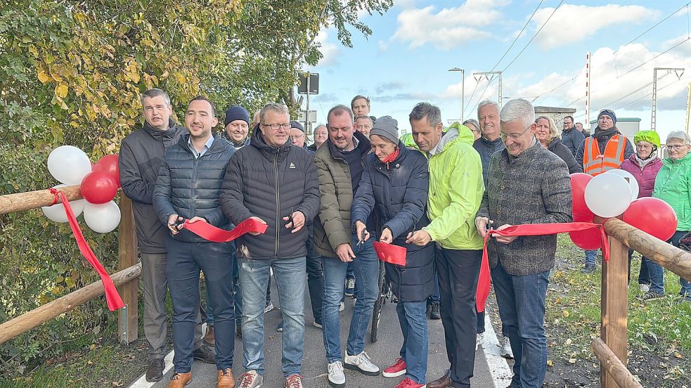 Das Teilstück des neuen Radwegs zwischen Esklum und Ihrhove wurde freigegeben. Das Foto zeigt (von links) Rolf Hüser, Nico Bloem, Theo Douwes, Marco Smid, Tomke von Lessen, Olaf Lies und den Leeraner Landrat Matthias Groote.Fotos: Hellmers