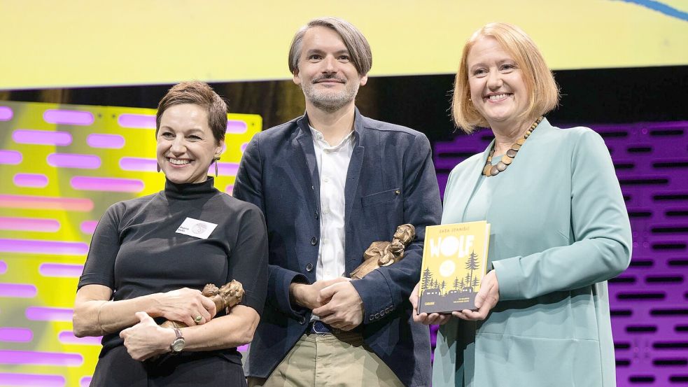 Der Schriftsteller Saša Stanišić und die Illustratorin Regina Kehn (links) haben den Jugendliteraturpreis für ihr Kinderbuch „Wolf“ gewonnen. Foto: Boris Roessler/dpa