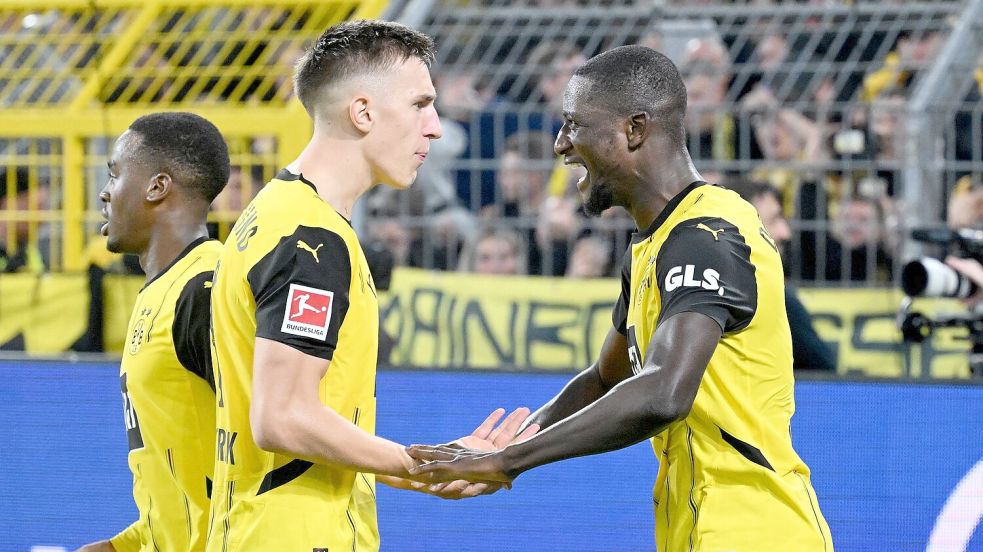 Serhou Guirassy (r) bescherte dem BVB mit seinem Tor einen knappen Sieg. Foto: Bernd Thissen/dpa