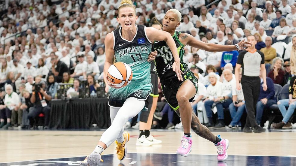 Starke Leistung reicht nicht: Leonie Fiebich muss mit den New York Liberty in ein fünftes Finale. Foto: Abbie Parr/AP/dpa