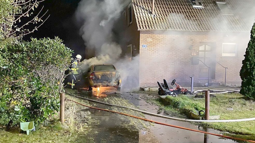 Ein Fahrzeug in der Tiefenthaler Straße in Ihrenerfeld hat am Freitagabend gebrannt. Foto: M. Ammermann