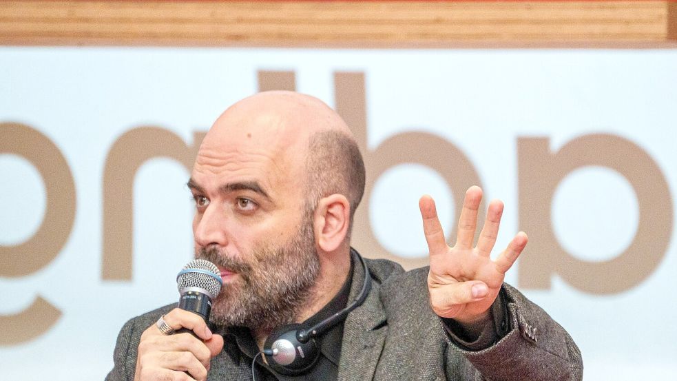 Der Bestsellerautor Roberto Saviano hat auf der Frankfurter Buchmesse seine Kritik an der rechten Regierung Italiens bekräftigt. Foto: Andreas Arnold/dpa