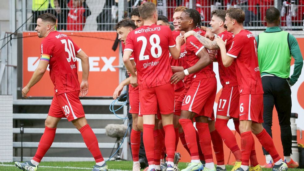 Die Freiburger Spieler bejubeln das Tor zum 2:0. Foto: Philipp von Ditfurth/dpa