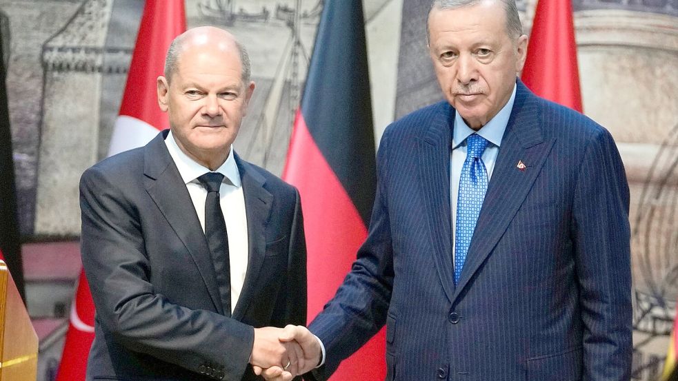 Deutschland und die Türkei wollen wieder enger kooperieren, etwa im Rüstungsbereich - zur offenen Konfrontation von Scholz (l.) und Erdogan kam es dagegen beim Thema Nahost. Foto: Khalil Hamra/AP/dpa