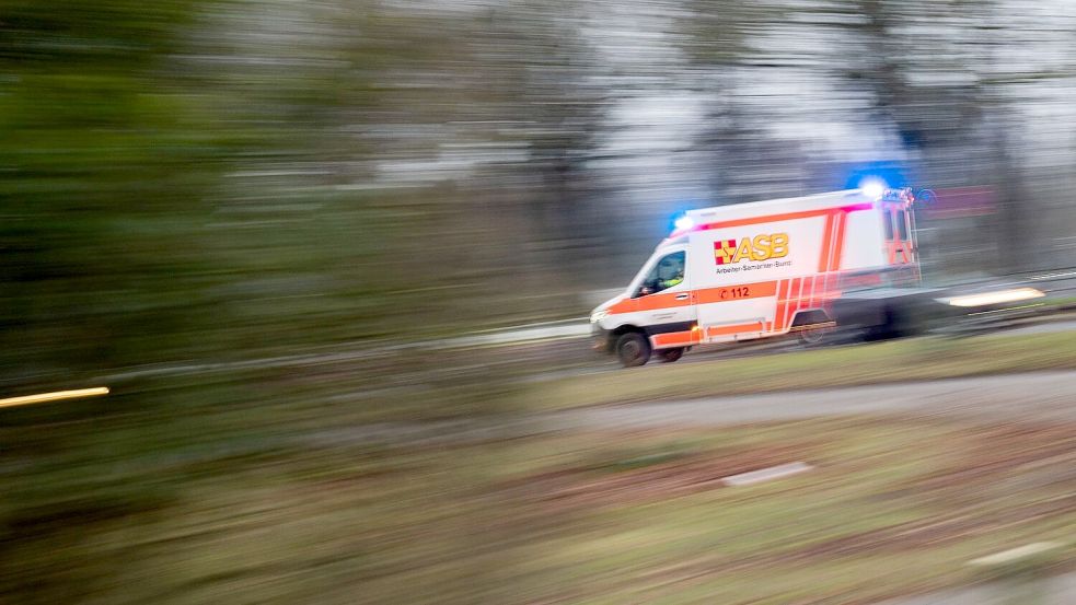 Eine junge Frau ist tödlich verunglückt. (Symbolbild) Foto: Julian Stratenschulte/dpa