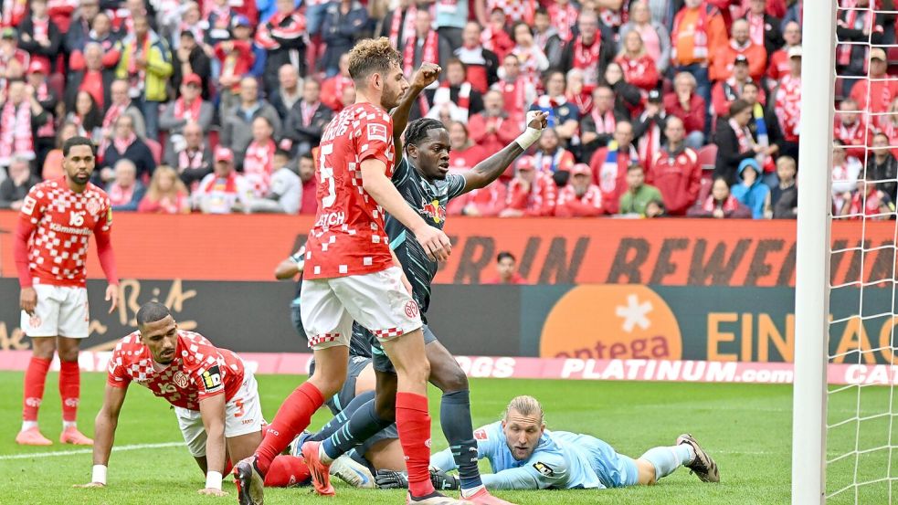 RB Leipzig (blau) hat gegen Mainz 05 (rot) einen ungefährdeten Sieg eingefahren. Foto: Torsten Silz/dpa