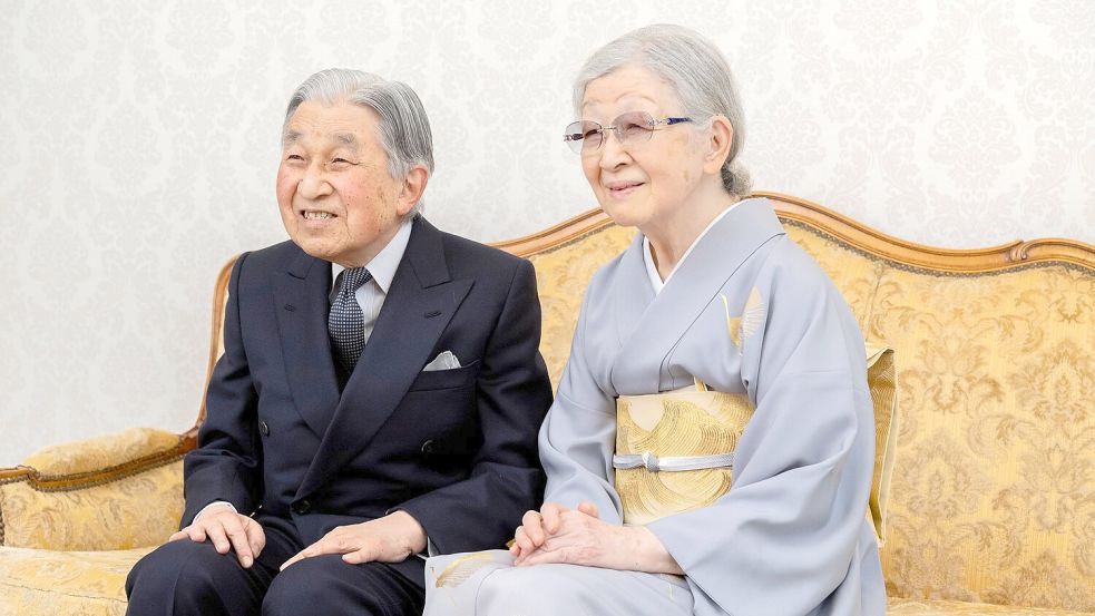 Japans frühere Kaiserin Michiko wird 90 Jahre alt. Ihr Mann, Ex-Kaiser Akihito, macht sich um sie Sorgen. (Archivbild) Foto: Uncredited/Imperial Household Agency via AP/dpa