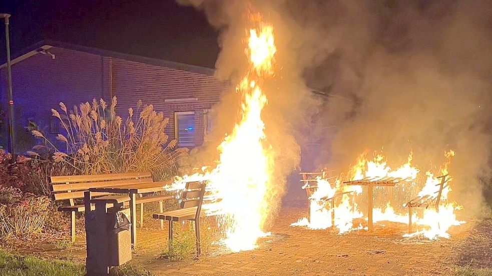 Die Bänke und Tische aus Metall und Kunststoff standen in Vollbrand. Foto: Giehl