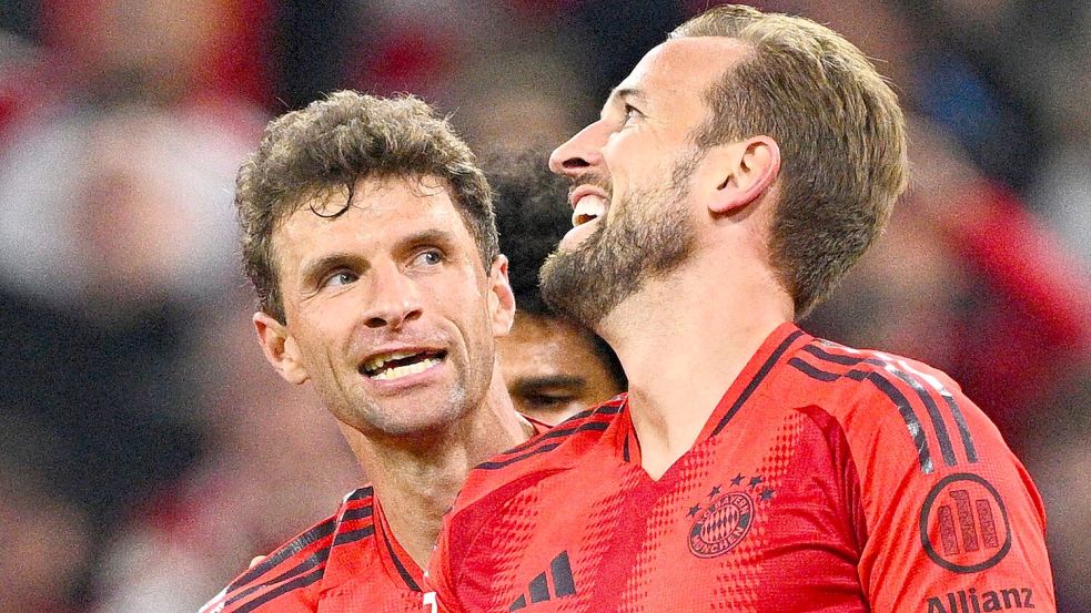 Kane (r) und Müller haben Spaß. Foto: Tom Weller/dpa