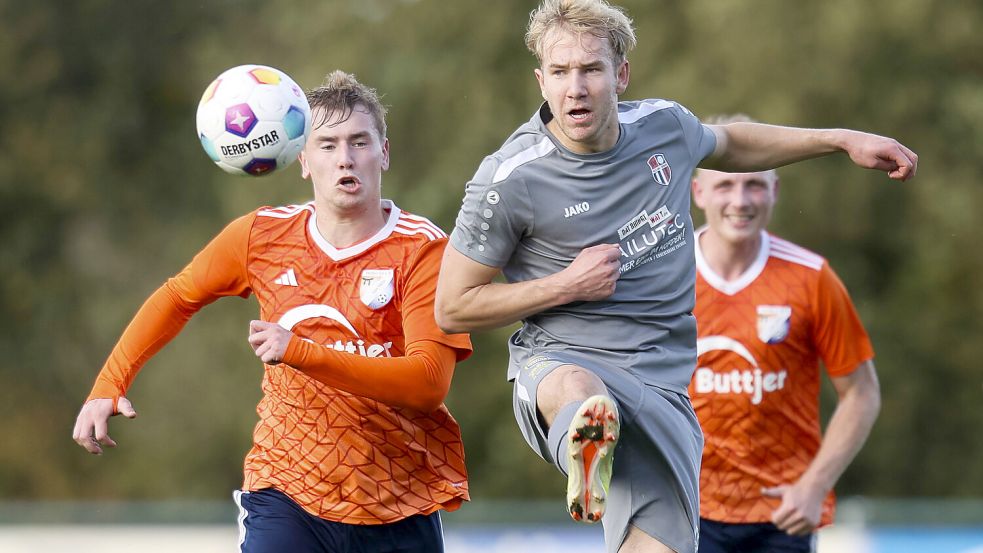 Der SV Holtland/Brinkum (graues Trikot) überzeugte im Heimspiel gegen Holte. Die Kreisliga-Fußballer verabschiedeten sich nach dem 4:2-Sieg in die Winterpause. Fotos: Doden, Emden