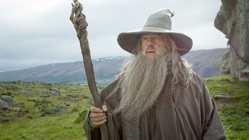 Sir Ian McKellen spielt in den Hobbit- und Herr-der-Ringe-Filmen den Zauberer Gandalf. Foto: Mark Pokorny/Warner Bros./dpa-Film/dpa