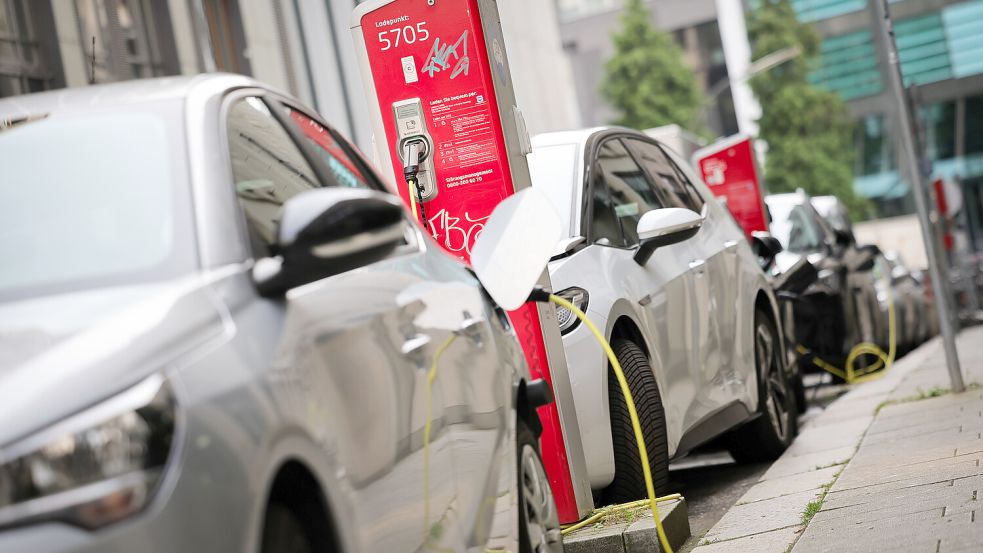 In Deutschland ist der Absatz an reinen Elektroautos um mehr als ein Drittel eingebrochen. Foto: dpa/Christian Charisius