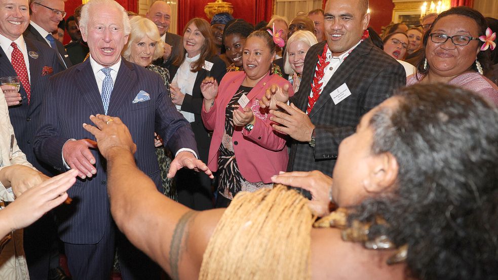 Bei einem Empfang zu Ehren des Commonwealth bekam King Charles III. (l.) samoanische Tanzbewegungen gezeigt. Jetzt steht seine Reise nach Australien und Samoa bevor. Foto: dpa/Adrian Dennis