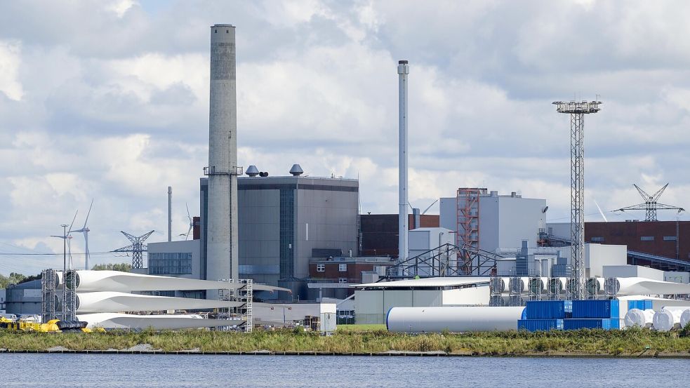 Typisch für Ostfrieslands Chancen: Rotorblätter für Windkraftanlagen liegen im Industriehafen Emden. Foto: Wirth/Imago Images