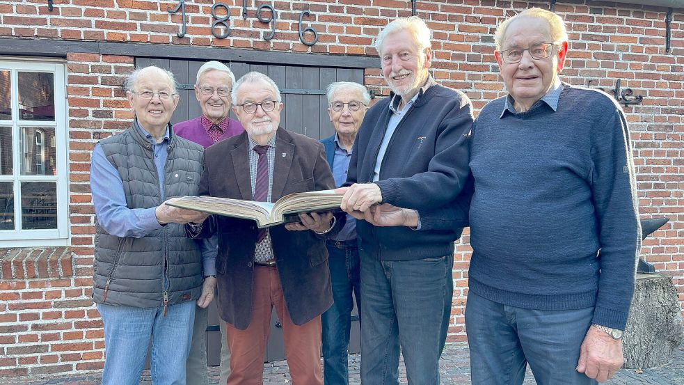 Auf das Fest freuen sich Heinz Niemeyer (von links), Rolf Kroener, Jörg Furch, Theo Tapper, Bernt Strenge und Johannes Gerdes. Foto: Hellmers