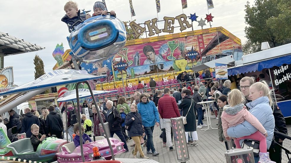 Karussells und viele Stände lockten nach Ostrhauderfehn zum Straßenfest. Foto: Janßen