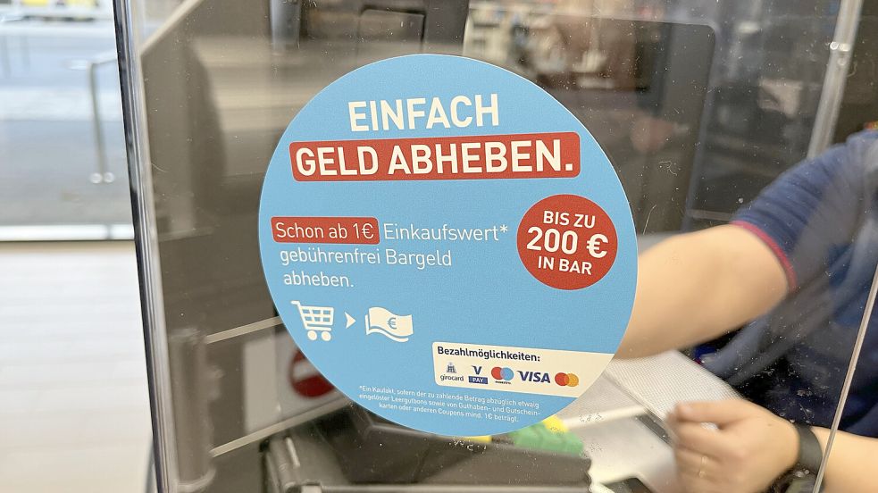 Seit gut einer Woche kein Problem mehr: Bis zu 200 Euro können die Kunden von Aldi-Nord ab einem Einkaufswert von einem Euro in der Filiale abheben. Foto: Aldi-Nord