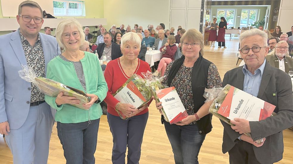 Barßels Bürgermeister Nils Anhuth (von links) zeichnete Klara Nicolai, Christa Sassen und Elli Abraham (alle Wassergymnastik-Gruppe) sowie Flüchtlingsbetreuer Hans Bunger aus. Nicht anwesend war Thomas Lühring, der ebenfalls geehrt wurde. Fotos: Zein