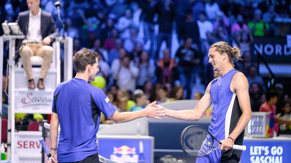 Alexander Zverev (r.) zieht in Wien souverän ins Achtelfinale ein. Foto: Max Slovencik/APA/dpa