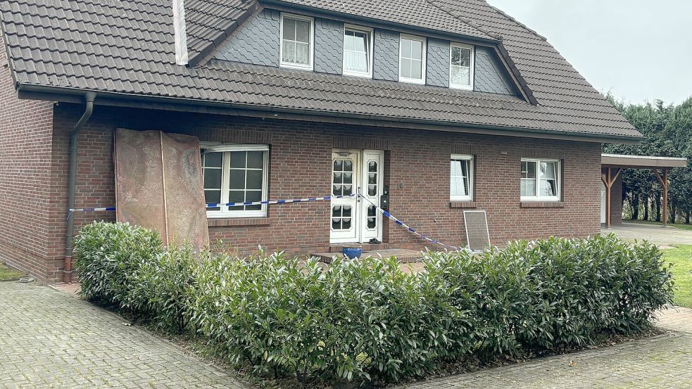 In diesem Wohnhaus in Bollingen brach am Samstagabend ein Feuer aus. Die Polizei hat den Zugang zum Haus durch ein Flatterband abgesperrt. Die Ermittlungen laufen. Foto: Zein