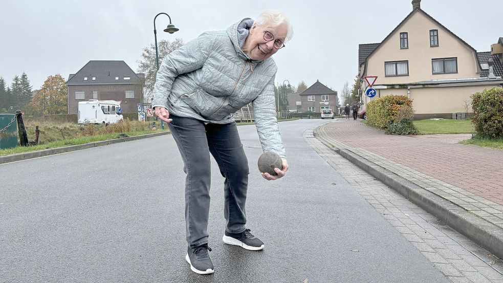 Dorle Jonuleit holt aus und lässt die Kugel rollen. Foto: Janßen