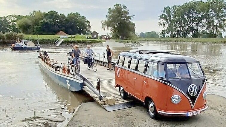 Fußgänger, Fahrräder und Autos werden transportiert. Foto: Püntenverein