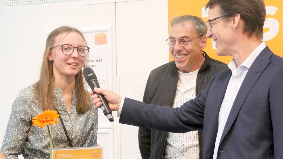 Die Ostrhauderfehnerin Judith Cramer (von links) mit ihrem Ausbilder Frank Flügge und Moderator Ralf Klebe. Fotos: Tischler Nord