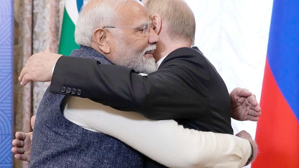 Die Umarmung mit Modi liefert Putin eins der nötigen Bilder, um zu demonstrieren, dass er international trotz Krieg nicht isoliert ist. Foto: Alexander Zemlianichenko/Pool AP/dpa