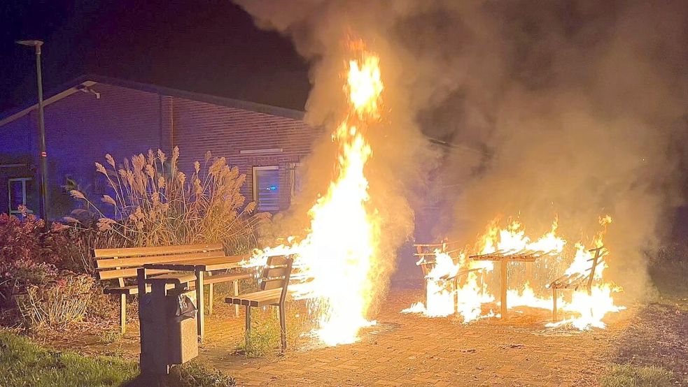 Bänke und Tische standen in Vollbrand. Foto: Giehl / Feuerwehr