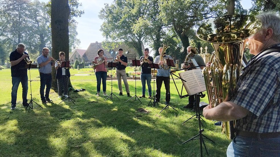 In Backemoor war bei der Bereisung der Bewertungskommission am 28. August 2024 der Posaunenchor der Kirchengemeinde unter freiem Himmel aufgetreten. Foto: Scherzer