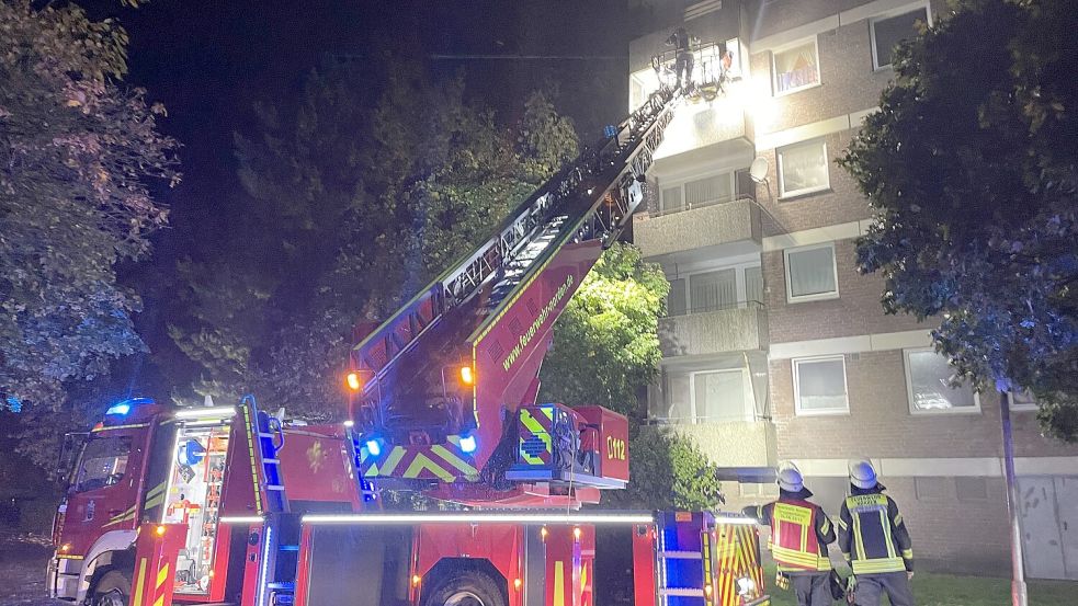 Mit einer Drehleiter rettete die Feuerwehr Norden Bewohner eines Mehrfamilienhauses. Foto: Feuerwehr Norden