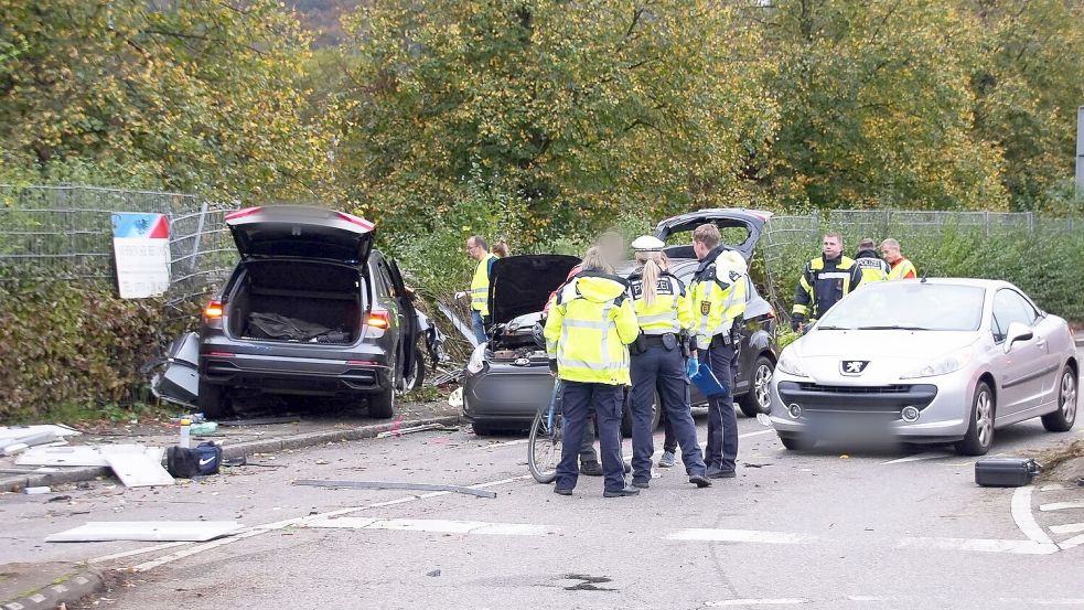 Eine Mutter und ihre zwei kleinen Söhne starben noch an der Unfallstelle. Foto: -/SDMG/dpa