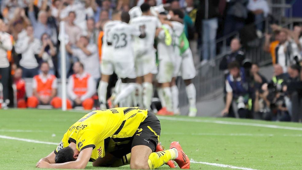 Ramy Bensebaini und seine Dortmunder Teamkollegen müssen sich nach einem famosen Start am Ende doch ärgern. Foto: David Canales/dpa