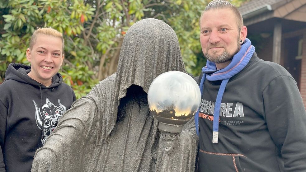 Heike und Matthias Behrendt mit ihrem selbstgebauten Gartenwächter. Foto: Janßen