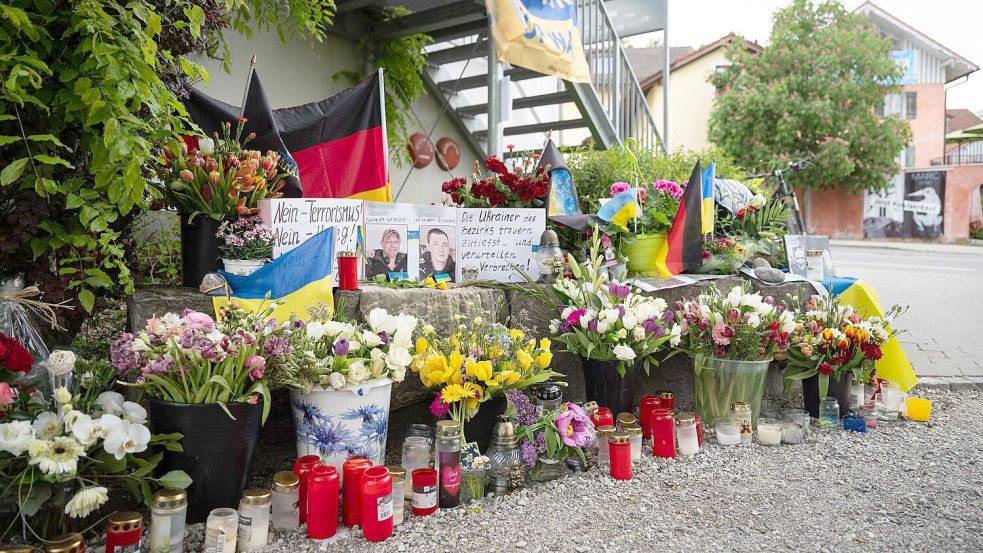 Am Tatort wurden damals Blumen niedergelegt für die beiden getöteten ukrainischen Soldaten. Nun wurde Mordanklage gegen einen Russen erhoben. (Archivbild) Foto: Lukas Barth/dpa