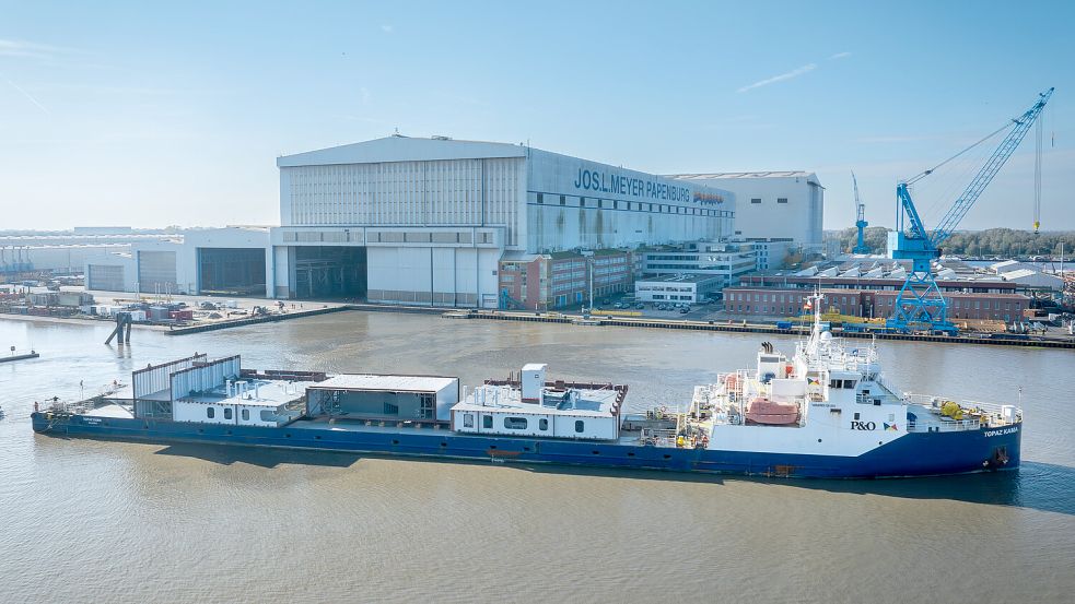 Von Papenburg aus werden die Komponenten für Konverterplattformen per Schiff ins spanische Cadiz geliefert. Foto: Meyer Werft