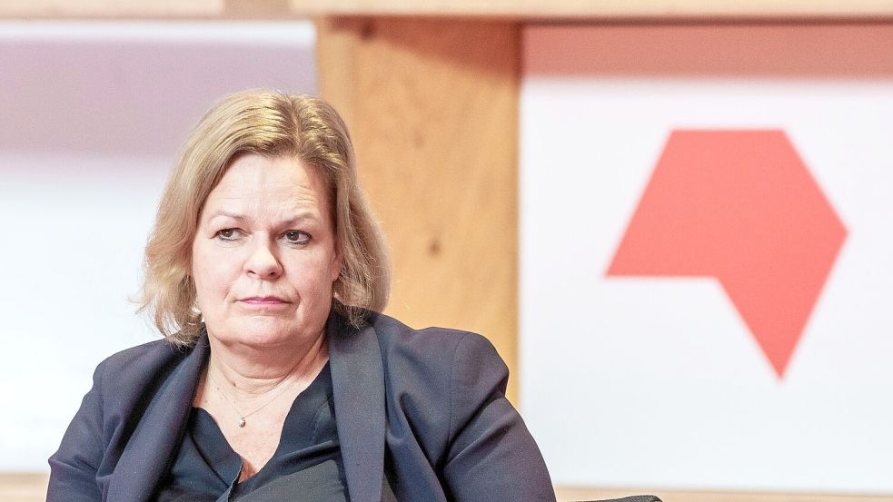 Bundesinnenministerin Nancy Faeser (SPD) plädiert für harte Strafen, verpflichtende Anti-Gewalt-Trainings und die elektronische Fußfessel, um Frauen besser vor Gewalt zu schützen. (Archivfoto) Foto: Andreas Arnold/dpa