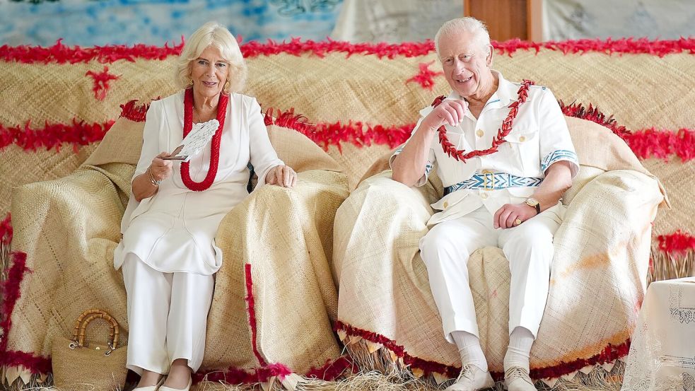 In sommerlichem Outfit zeigten sich Charles und Camilla am ersten Tag des Besuchs. Foto: Aaron Chown/PA Wire/dpa